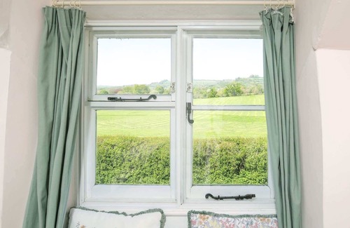 Beaminster House | 18th Century Thatched Cottage, Parking & Garden