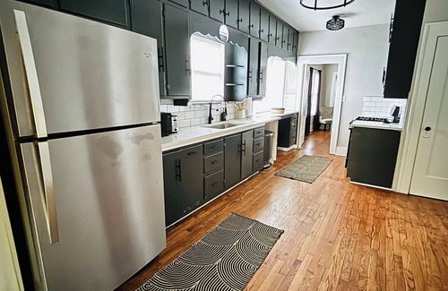 Cushing House | 1920βs Bootlegger Inn. 2-bedroom house with WiFi, AC in peaceful Cushing