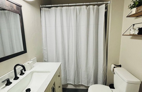Cushing House | 1920βs Bootlegger Inn. 2-bedroom house with WiFi, AC in peaceful Cushing