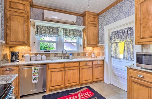 Corsicana House | 1920s Corsicana Home - Spacious Group Getaway!