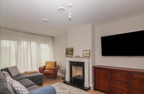 Fenit House | 19A Lighthouse Village