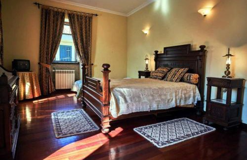 Vila Ruiva Villa | 19th Centry Farmhouse Getaway - Sleep 12-14 w Pool