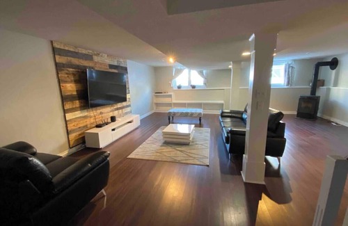 Yellowknife House | 1Bed Cozy Retreat & Spacious Lounge