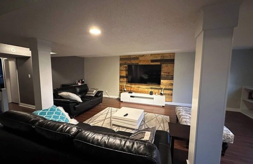 Yellowknife House | 1Bed Cozy Retreat & Spacious Lounge