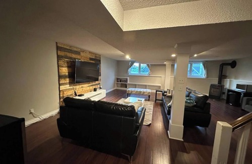 Yellowknife House | 1Bed Cozy Retreat & Spacious Lounge