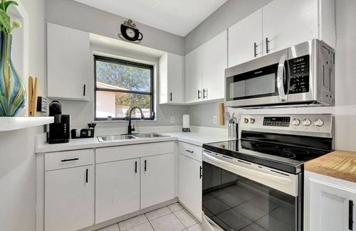 Jensen Beach House | 1BR APT/Ideal For Long Stays near DT/Beach