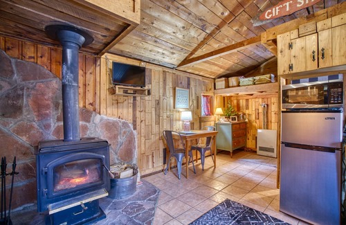 Lyons Cabin | 1BR Cabin for Two, Peaceful River & Mountain Views
