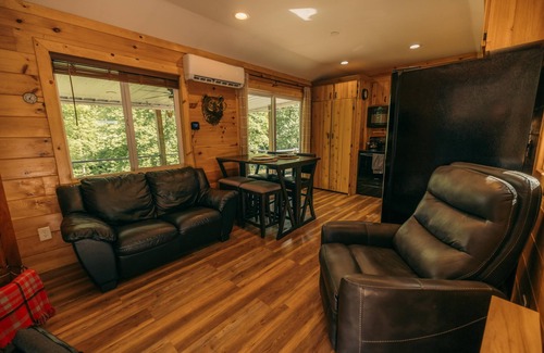 Frenchburg Cabin | 1BR Hot Tub Clean/Quiet Dog Friendly