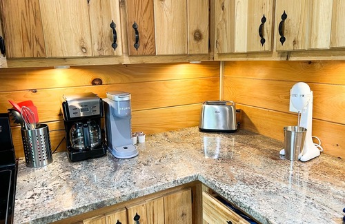 Frenchburg Cabin | 1BR Hot Tub Clean/Quiet Dog Friendly