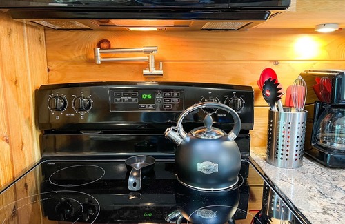 Frenchburg Cabin | 1BR Hot Tub Clean/Quiet Dog Friendly