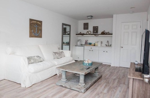 Southampton Hotel | 1BR Poolside, Daily Breakfast, Serene Double Suite