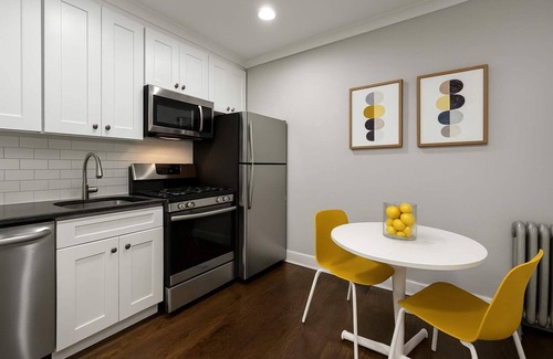 Lakeview Apartment | 1BR Stylishly Apt in Lakeview