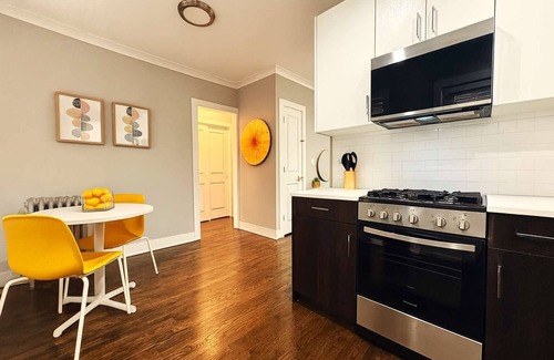 Lakeview Apartment | 1BR Stylishly Apt in Lakeview