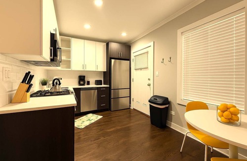 Lakeview Apartment | 1BR Stylishly Apt in Lakeview