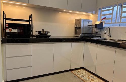 Kuantan House | 2-16 pax 5BR, 4 bathrooms, 5km to TC beach