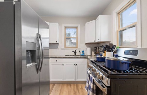 Wyandotte House | 2 BD Home Fast Wi-Fi Wyandotte/Detroit Rivern