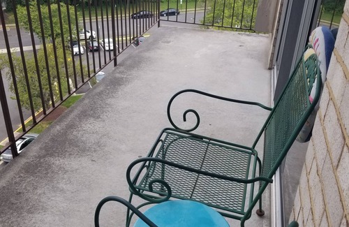 Lake Barcroft Condo | 2-bdr Condo for a Professional Traveller