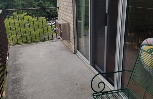 Lake Barcroft Condo | 2-bdr Condo for a Professional Traveller