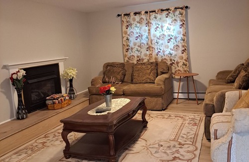 Dale City House | 2-bdrm apt in charming Woodbridge w/AC, WiFi, 45 mins south of Washington, DC