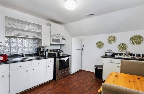 Talbot's Corner Apartment | 2 Bed 1 Bath in Trendy East Nashville Neighborhood!
