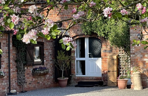 Langrick Cottage | 2-bed 18th Century Barn - Sleeps 6 - Pet Friendly
