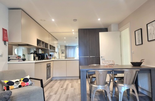 Greenwich West Apartment | 2-bed 2-bath Greenwich Apartment with balcony & lift