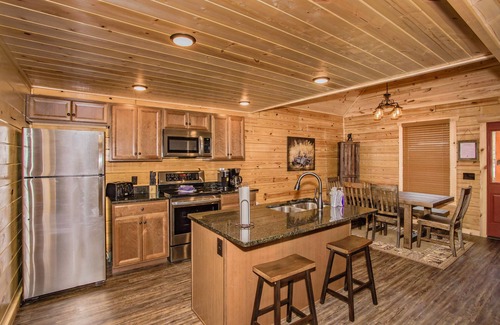 White Oak Lodge Cabin | 2 bed and 2 bath log Cabin located in the highly sought after White Oak Resort