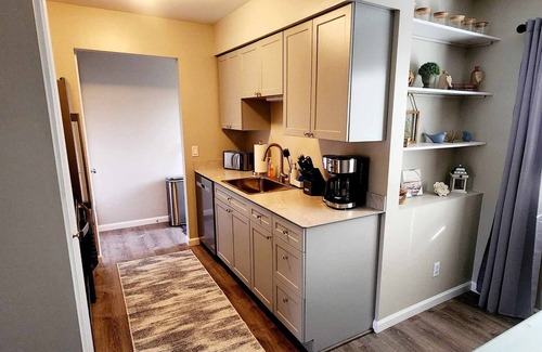 South Lyon Apartment | 2 bed apartment within 30 minutes of multiple hospitals and GM Proving Ground