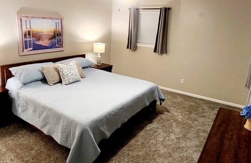 South Lyon Apartment | 2 bed apartment within 30 minutes of multiple hospitals and GM Proving Ground