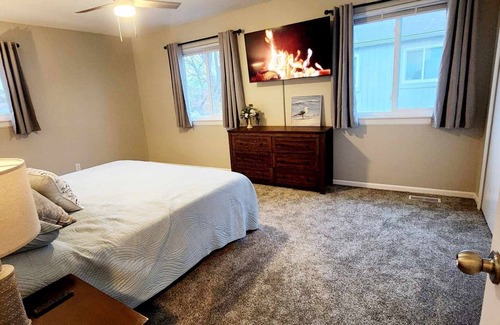 South Lyon Apartment | 2 bed apartment within 30 minutes of multiple hospitals and GM Proving Ground