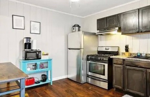 French Quarter Condo | 2 bed condo - 1 block to Quarter. Very walkable.