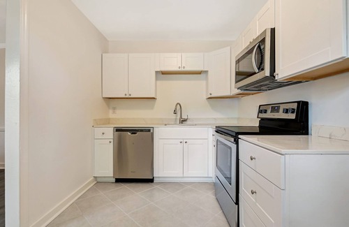 Midtown Apartment | 2 bed Corporate Apt. Pets OK perfect for short and longterm stays