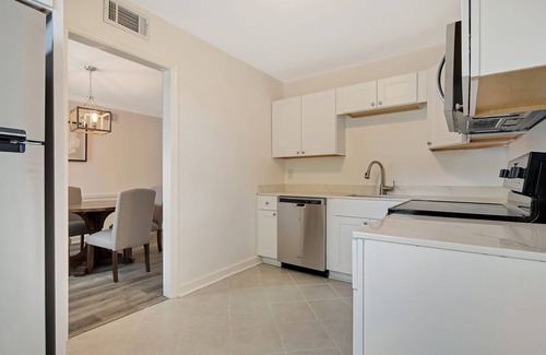 Midtown Apartment | 2 bed Corporate Apt. Pets OK perfect for short and longterm stays