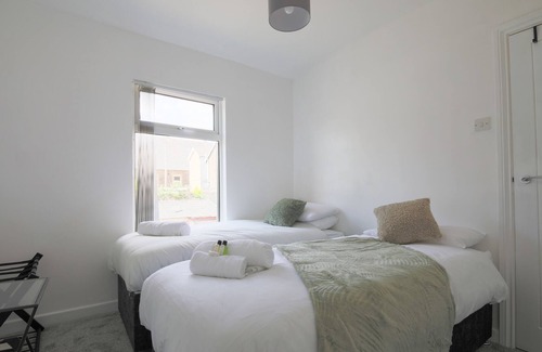 Coed-Y-Paen House | 2 Bed House - Quick Drive to Brecon Beacons & more