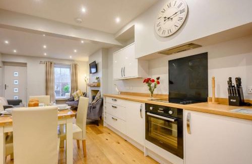 Keswick House | 2 Bed in Keswick SZ036