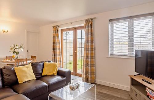 Newport House | 2 Bed in Newport 90243