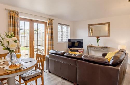 Newport House | 2 Bed in Newport 90243