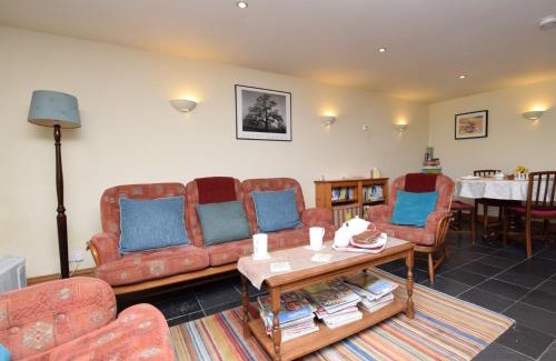 Combs House | 2 Bed in Whaley Bridge PK741