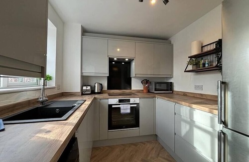 Shrewsbury House | 2 Bed Near Shrewsbury Hospital