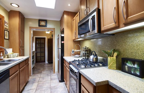 Old Towne House | 🍍2 Bed “PINEAPPLE BUNGALOW” 🌀Steps to Ocean & Main St.🌀 Relax @ the Ocean 🌊🏖️