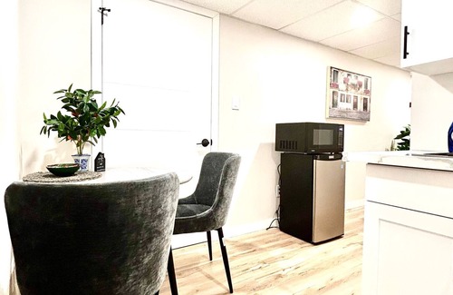 Transcona Apartment | 2 Bed rooms|Private entrance|Free Parking|Self-Check-in into our Upscale Haven.