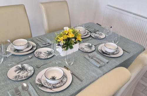 Kirkcaldy Apartment | 2 Bed-Sleeps 5-Parking-Sea View