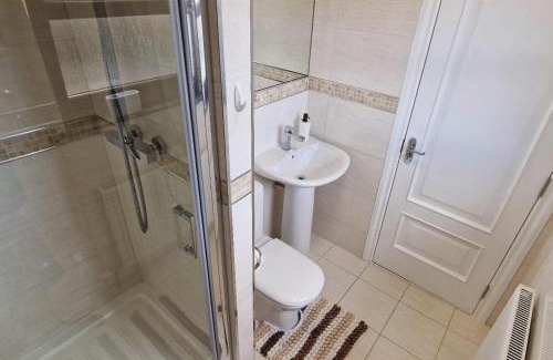 Kirkcaldy Apartment | 2 Bed-Sleeps 5-Parking-Sea View