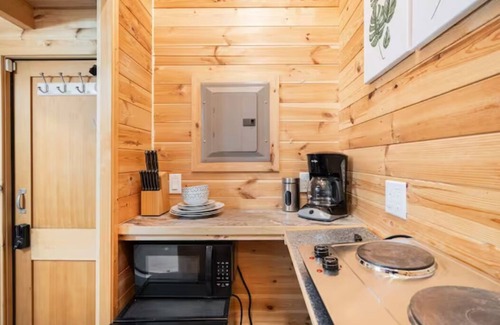 North Admiral Cabin | 2-Bed West Seattle Tiny Home w/views of Downtown
