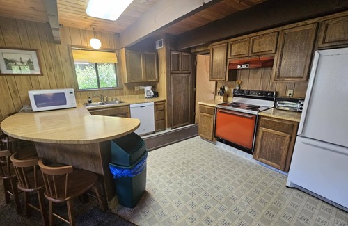 Donner Lake Woods Cabin | 2 bedroom, 2 bath, sleeps 6, West End of Donner Lake DLR#007