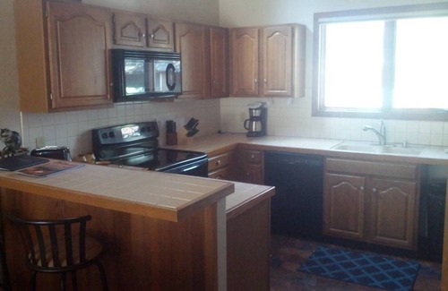 Mammoth Lakes Condo | 2 Bedroom 2 bath end unit pet friendly condo in the