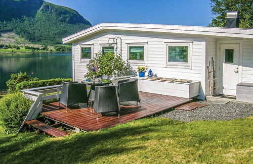 Fraena House | 2 bedroom accommodation in Malmefjorden