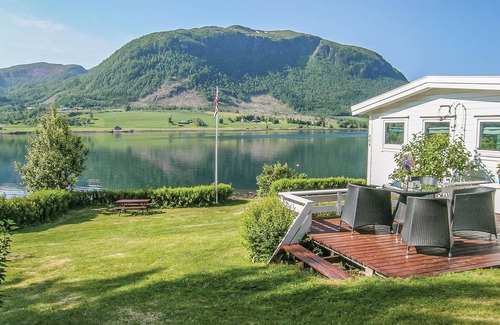 Fraena House | 2 bedroom accommodation in Malmefjorden