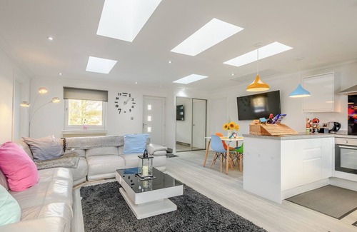 Caldercruix Cottage | 2 bedroom accommodation in Caldercruix, near Airdrie