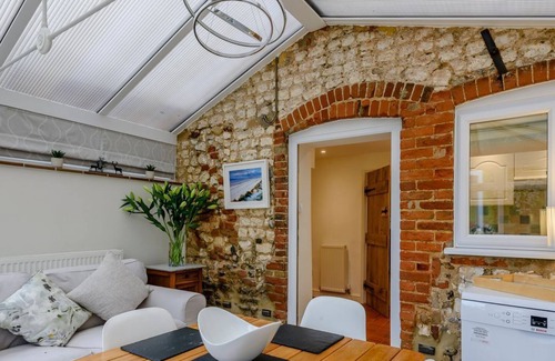 North Creake Cottage | 2 bedroom accommodation in North Creake, near Wells-next-the-Sea